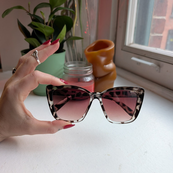 Free People Accessories - Retro Black Tortoishell Cat Eye Sunglasses 70s Festival Zebra Sunnies Shades